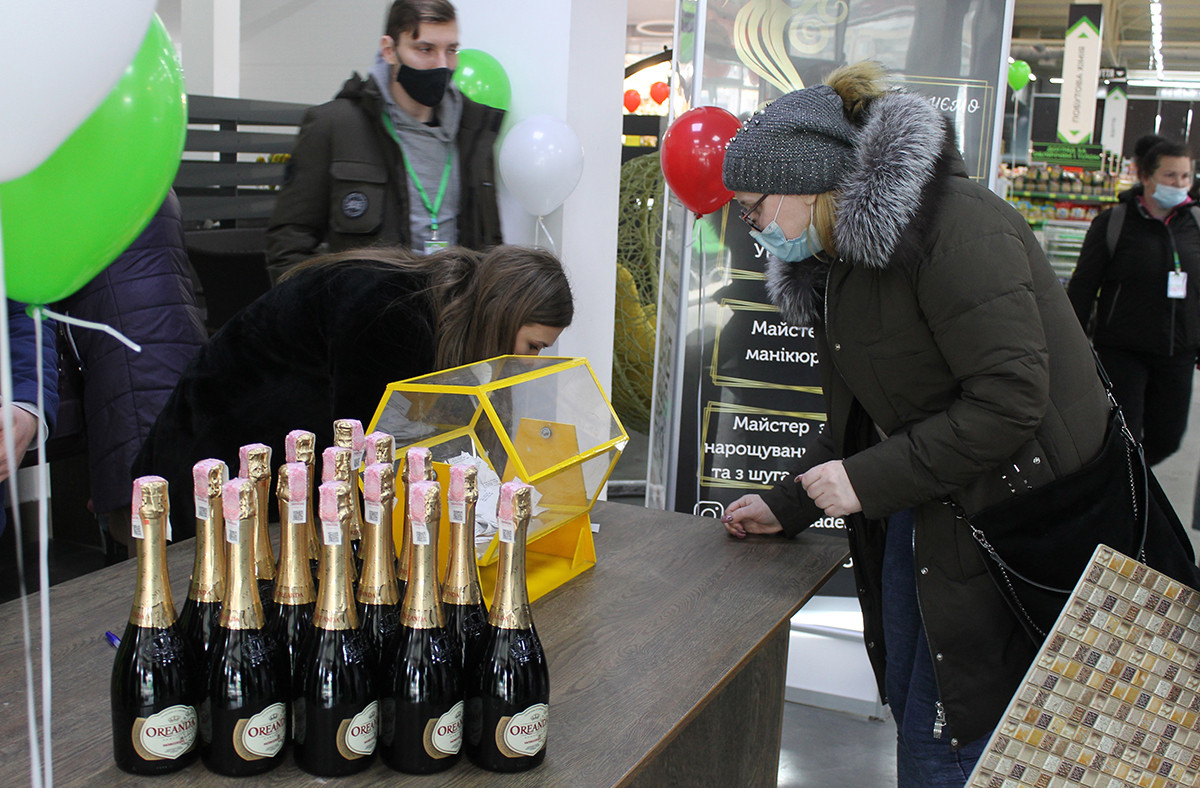 Перші 50 покупців отримали по пляшці шампаньского в подарунок